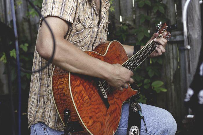 Comment Jouer Du Rockabilly A La Guitare Quelle est la Première Guitare Idéale pour Apprendre la Guitare ? | Le