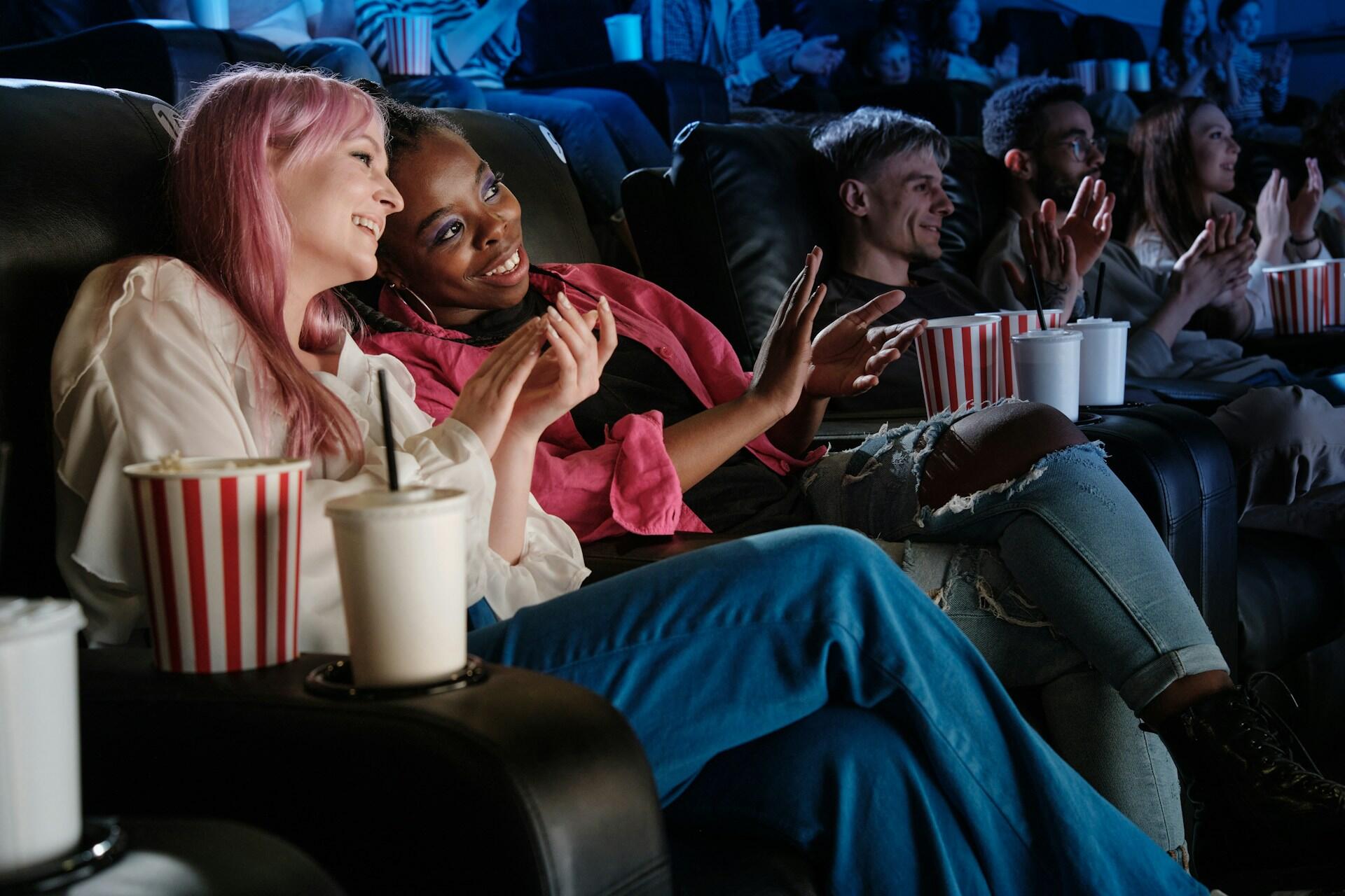 Des amis qui regardent un film dans une salle de cinéma